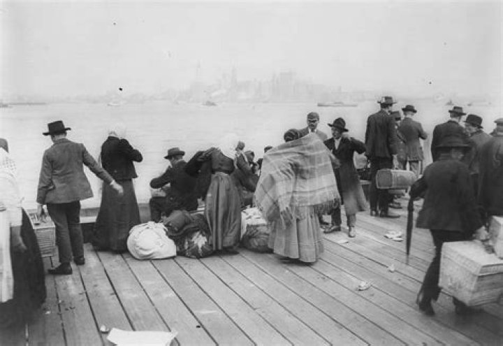 35 Ellis Island Immigration Photos That Capture American Diversity