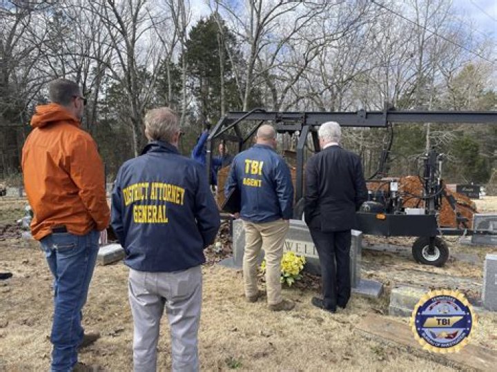 Carl Andre, The Controversial Sculptor Implicated In His Wife's Death