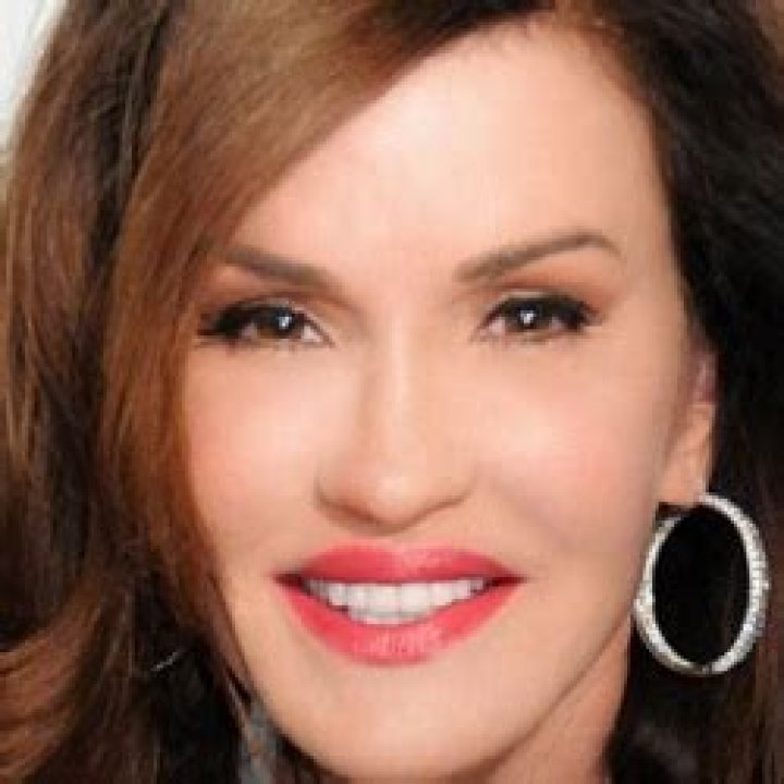 How tall is Janice Dickinson