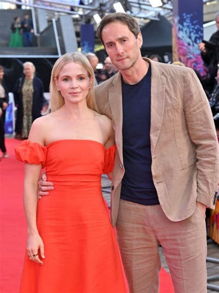 How tall is Kate Phillips