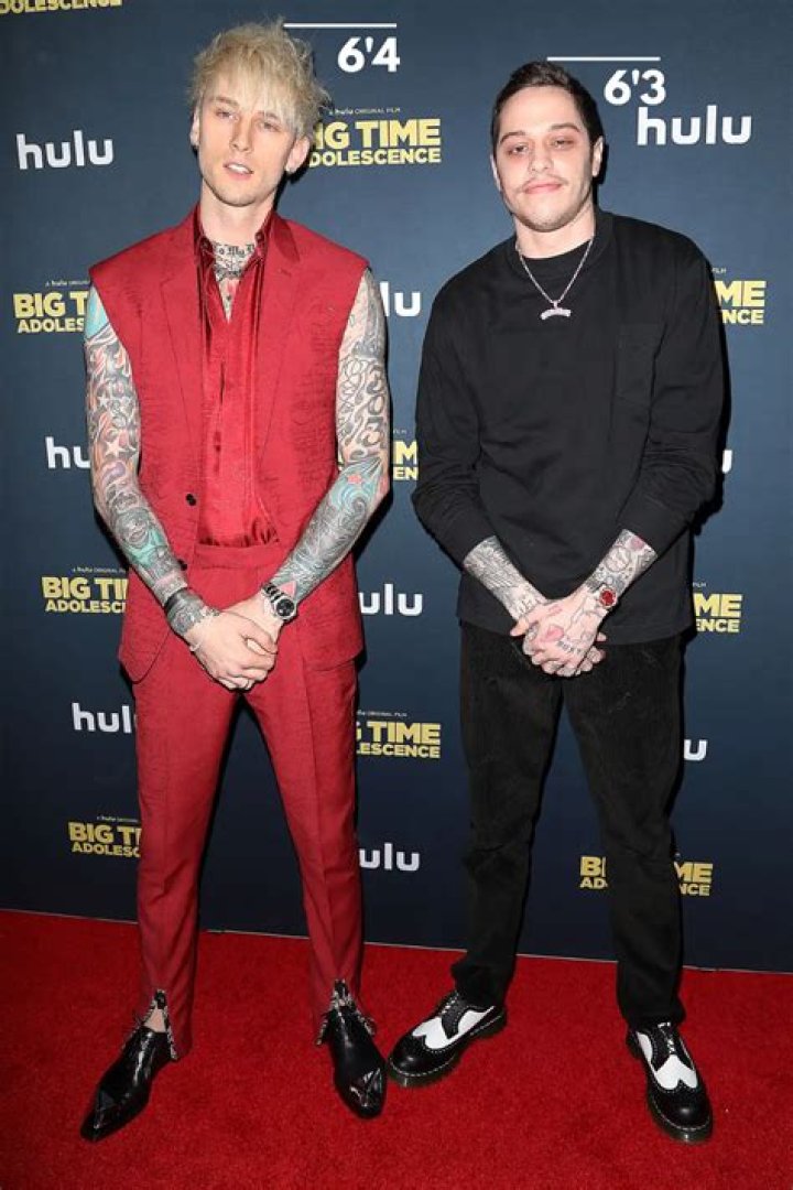 How tall is Machine Gun Kelly