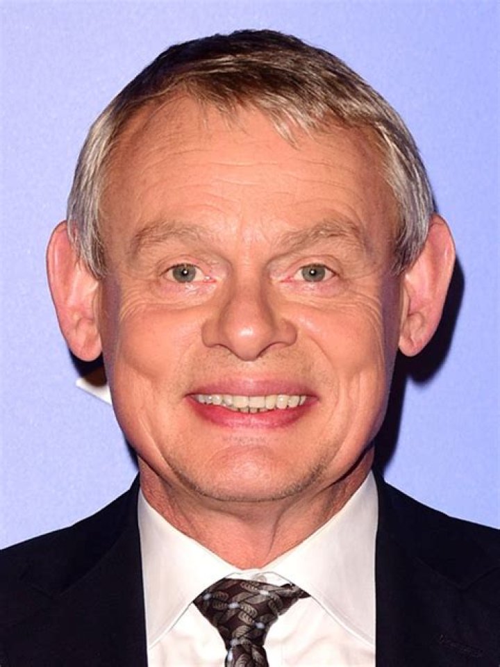 How tall is Martin Clunes