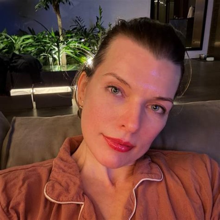 How tall is Milla Jovovich