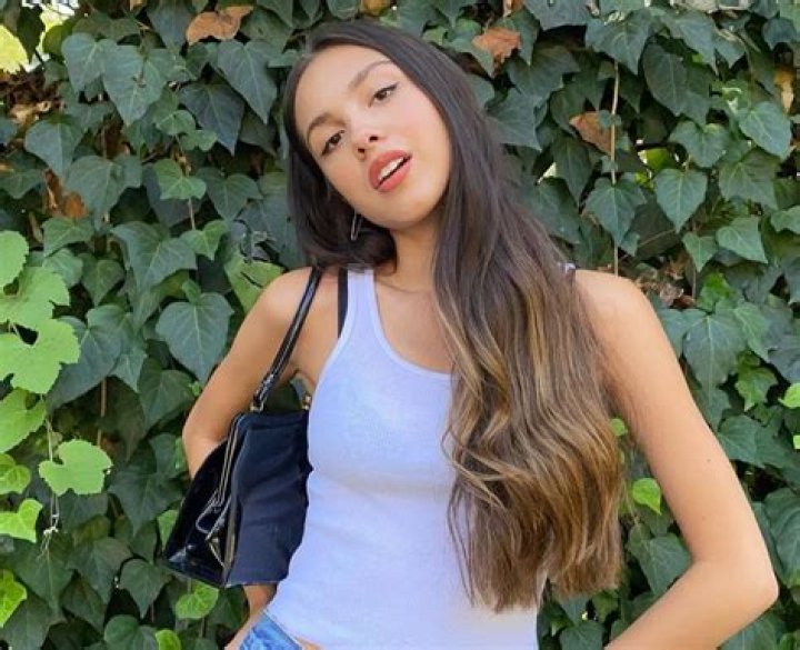 How tall is Olivia Rodrigo