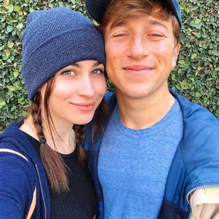 How tall is Skyler Gisondo