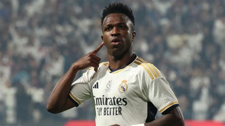 How tall is Vinícius Júnior