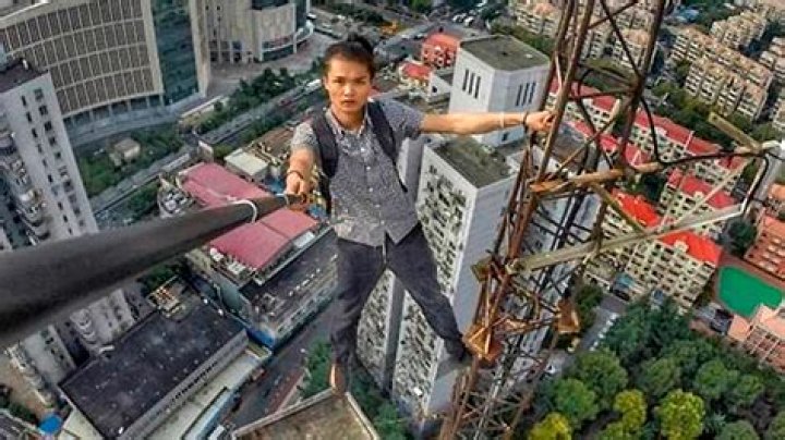 Wu Yongning, The Daredevil Who Fell From A Skyscraper